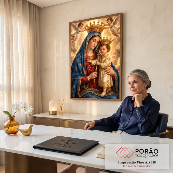Quadro Decorativo Nossa Senhora Coroada com Menino Jesus | quadros decorativos | Nossa Senhora com manto azul estrelado segurando o Menino Jesus coroado por anjos dourados | em ambiente 2 | Porao dos Quadros