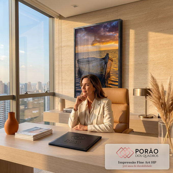 Quadro Decorativo Grande Barco Antigo para Sala Laranja | quadros decorativos | barco de madeira desgastado flutuando em mar calmo sob céu de pôr do sol laranja e roxo | em ambiente 2 | Porao dos Quadros