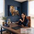 Leão majestoso com armadura dourada ornamentada e pedras azuis sobre fundo azul profundo, quadro decorativo