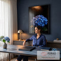 Hortênsia azul com gotas de orvalho em fundo escuro iluminado por luz dourada, quadro decorativo