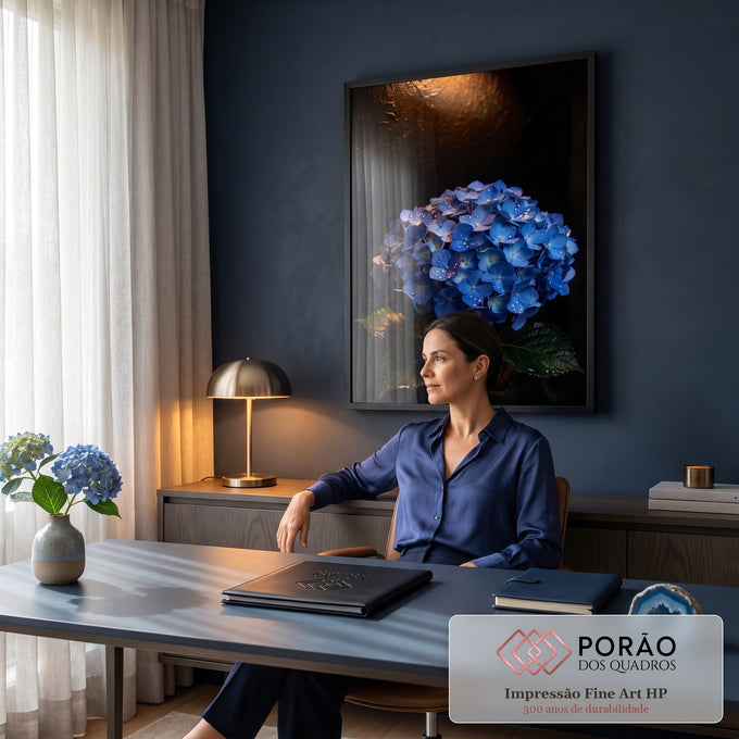 Hortênsia azul com gotas de orvalho em fundo escuro iluminado por luz dourada, quadro decorativo