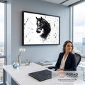 Cabeça de cavalo negro com crina e respingos de tinta escorrendo sobre fundo branco, quadro decorativo