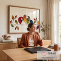 Pássaros feitos de folhas de outono vermelhas, laranjas, verdes e azuis num galho, quadro decorativo
