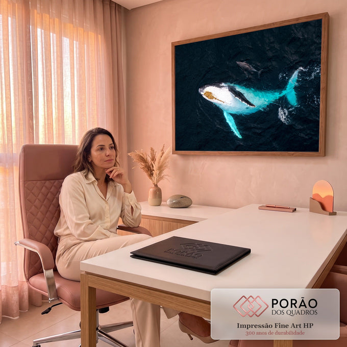 Quadro Decorativo Grande Baleia Jubarte para Sala Azul | quadros decorativos | baleia jubarte vista de cima com reflexo turquesa nadando ao lado de um golfinho | em ambiente 2 | Porao dos Quadros