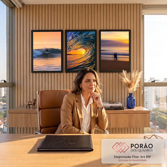 Quadro Decorativo Kit 3 Telas Surf e Ondas para Sala Laranja | quadros decorativos | três cenas de surf ao pôr do sol com onda tubo dourada e surfistas em silhueta | em ambiente 2 | Porao dos Quadros