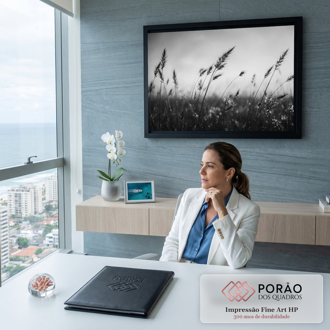 Fotografia preto e branco de capim silvestre balançando ao vento com gotas de orvalho, quadro decorativo