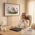 Quadro Decorativo Grande Ouriço de Bebê para Quarto de Bebê | quadros decorativos | ouriço filhote em aquarela cercado por flores azuis e folhagem sobre fundo bege | em ambiente 2 | Porao dos Quadros