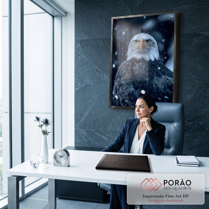Águia-de-cabeça-branca olhando de frente sob neve caindo em fundo azul escuro, quadro decorativo