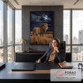 Leão de juba dourada em pé na savana sob nuvens escuras e lua cheia, quadro decorativo