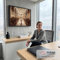 Quadro Decorativo Grande Jesus Catedral Dourada para Sala | quadros decorativos | Jesus de túnica branca caminhando em corredor de catedral com luz dourada e vitrais | em ambiente 2 | Porao dos Quadros