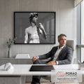 Quadro Decorativo Grande Estátua do David para Sala Cinza | quadros decorativos | estátua clássica do David em preto e branco, torso e rosto em perfil | em ambiente 2 | Porao dos Quadros
