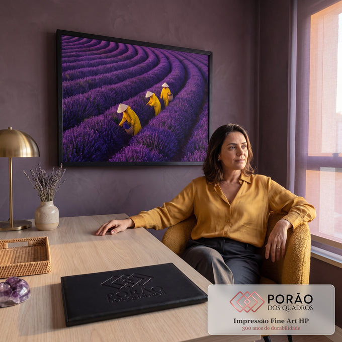 Quadro Decorativo Grande Colheita de Lavanda para Sala Roxo | quadros decorativos | campo de lavanda roxa com colhedores de capa amarela e chapéu cônico | em ambiente 2 | Porao dos Quadros