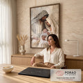 Quadro Decorativo Sagrada Família com Bebê em Tons Bege | quadros decorativos | homem e mulher inclinados com carinho sobre bebê enrolado em panos brancos | em Quadros para Quarto | Porao dos Quadros