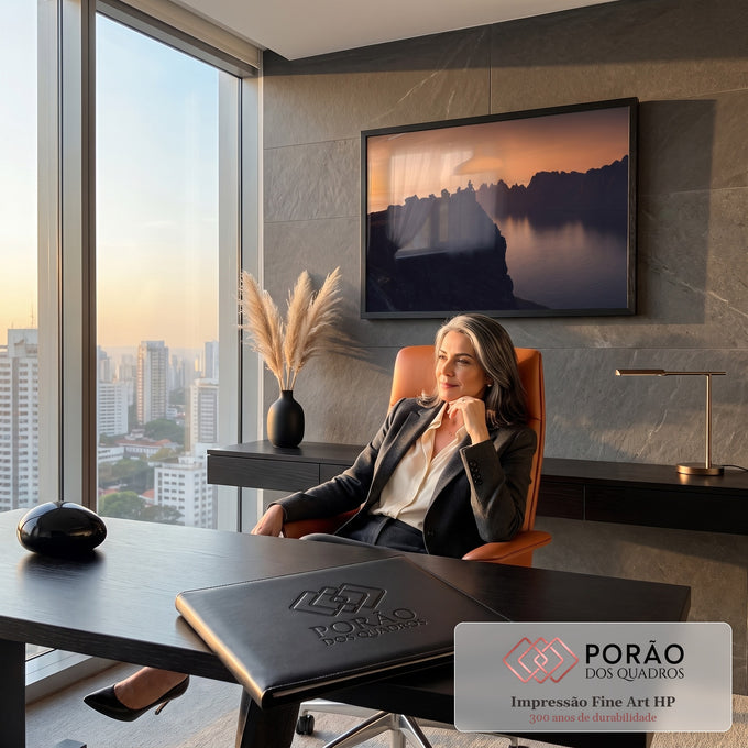 Silhueta no penhasco diante de fiorde e montanhas ao pôr do sol laranja, quadro decorativo