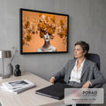 Mulher com rosas laranja e douradas cobrindo a cabeça e um olho sobre fundo laranja, quadro decorativo