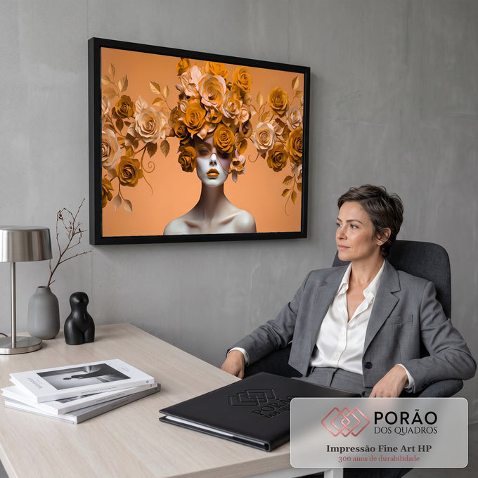 Mulher com rosas laranja e douradas cobrindo a cabeça e um olho sobre fundo laranja, quadro decorativo