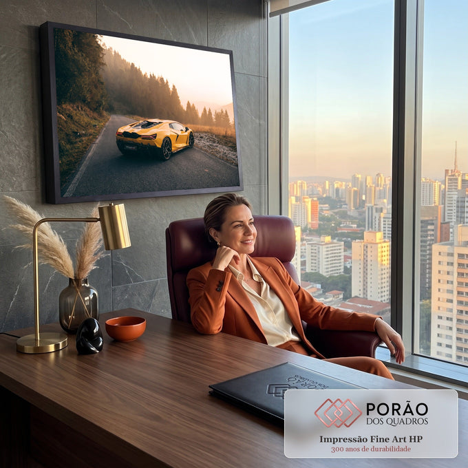 Lamborghini amarela em estrada de montanha com pinheiros e névoa dourada ao pôr do sol, quadro decorativo