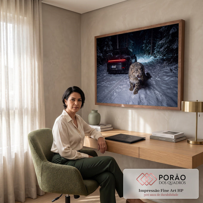 Quadro Decorativo Grande Leopardo das Neves Preto para Sala | quadros decorativos | leopardo das neves caminhando em estrada nevada à noite com carro ao fundo | em ambiente 2 | Porao dos Quadros