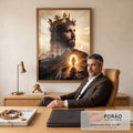 Quadro Decorativo Grande Jesus Rei para Sala Dourado | quadros decorativos | rosto de Jesus com coroa de espinhos e coroa dourada sobre cena de cruzes e túmulo iluminado | em ambiente 2 | Porao dos Quadros