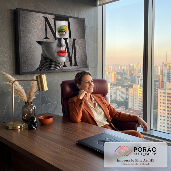 Rosto feminino cinza com batom vermelho, sombra verde e letras NM em estilo editorial, quadro decorativo