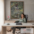 Macaco langur pendurado em galho tocando flor rosa sobre lago com reflexo na água, quadro decorativo