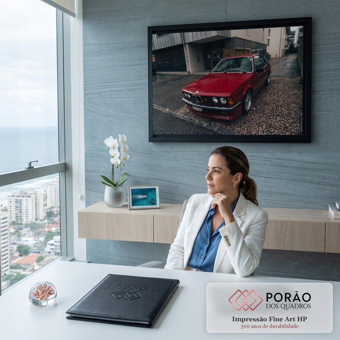 BMW coupé clássico vermelho estacionado em rua molhada com prédios cinza ao fundo, quadro decorativo
