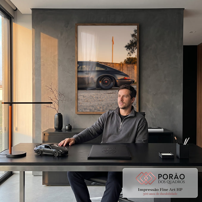 Porsche 911 clássico preto de perfil com rodas BBS sob céu de pôr do sol, quadro decorativo