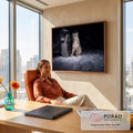 Quadro Decorativo Grande Leopardo das Neves Neve para Sala | quadros decorativos | leopardo-das-neves sentado na neve ao lado de pneu de carro à noite | em ambiente 2 | Porao dos Quadros