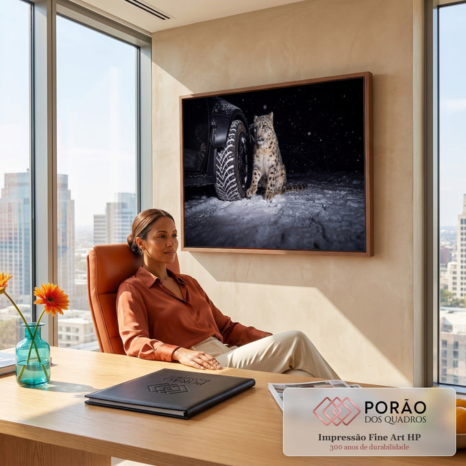 Quadro Decorativo Grande Leopardo das Neves Neve para Sala | quadros decorativos | leopardo-das-neves sentado na neve ao lado de pneu de carro à noite | em ambiente 2 | Porao dos Quadros