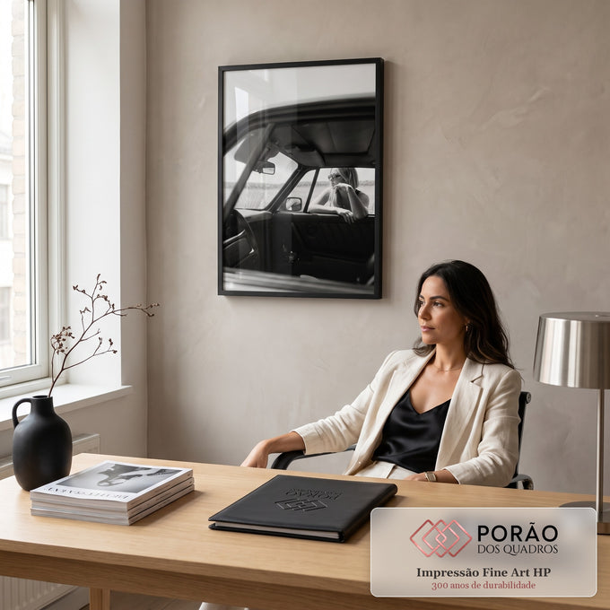 Mulher de óculos escuros na janela de carro clássico, vista de dentro, preto e branco, quadro decorativo