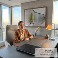 Quadro Decorativo Grande Mulher de Casaco para Sala Verde | quadros decorativos | mulher de casaco verde e chapéu cônico caminhando sobre pedras brancas junto a postes refletidos na água | em ambiente 2 | Porao dos Quadros