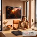 Quadro Decorativo Grande Pôr do Sol Montanha para Sala | quadros decorativos | pôr do sol dourado entre pinheiros e rochas com montanhas ao fundo e céu rosado | em ambiente 2 | Porao dos Quadros