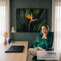 Quadro Decorativo Grande Flor Ave do Paraíso para Sala | quadros decorativos | flor ave do paraíso laranja e azul entre folhas verdes tropicais em close-up | em ambiente 2 | Porao dos Quadros