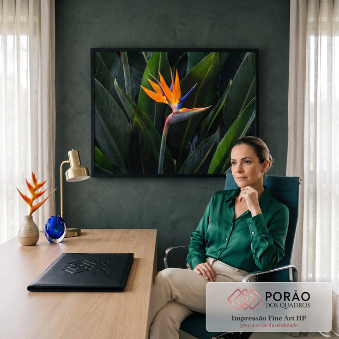 Quadro Decorativo Grande Flor Ave do Paraíso para Sala | quadros decorativos | flor ave do paraíso laranja e azul entre folhas verdes tropicais em close-up | em ambiente 2 | Porao dos Quadros