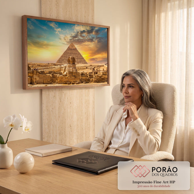 Quadro Decorativo Grande Pirâmide de Gizé para Sala Bege | quadros decorativos | Grande Pirâmide de Gizé e Esfinge sob céu de pôr do sol em tons laranja e azul | em ambiente 2 | Porao dos Quadros