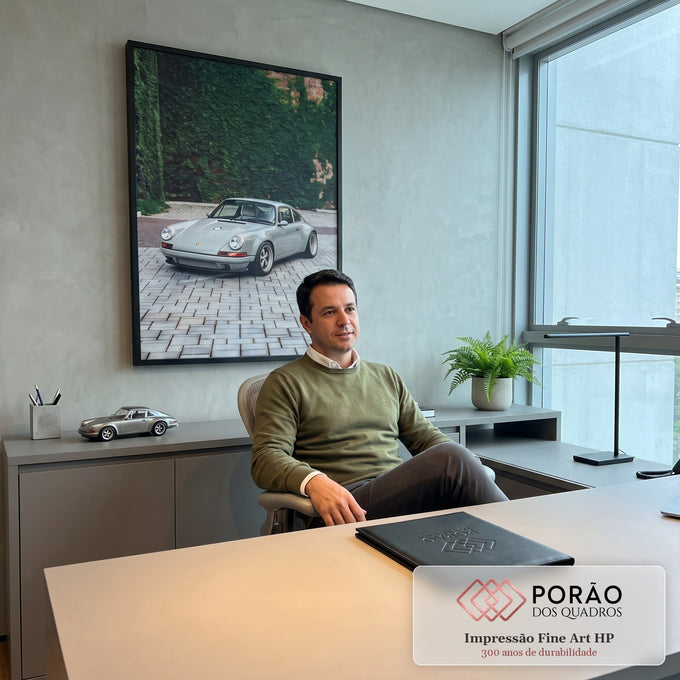Porsche 911 clássico cinza estacionado em piso de pedras diante de parede coberta de hera, quadro decorativo