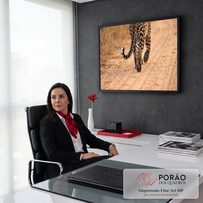 Quadro Decorativo Grande Leopardo Caminhando para Sala Bege | quadros decorativos | leopardo visto de trás caminhando em estrada de terra com cauda enrolada | em ambiente 2 | Porao dos Quadros