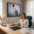 Mulher com roupa xadrez, coração vermelho flutuando e figura pálida no ombro sobre mar cinza, quadro decorativo