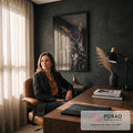 Coruja jacurutu em close com olhos âmbar, penachos e penas marrons sobre fundo preto, quadro decorativo