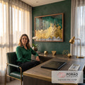 Quadro Decorativo Grande Abstrato e Dourado Verde para Sala | quadros decorativos | camadas abstratas em verde escuro, dourado craquelado e cinza com respingos dourados | em ambiente 2 | Porao dos Quadros