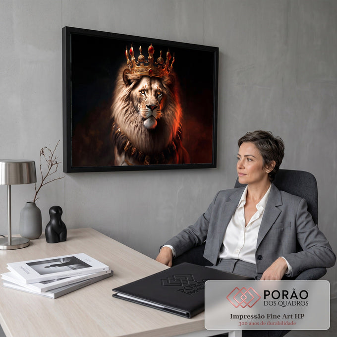 Leão de juba clara com coroa dourada e rubis vermelhos sobre fundo escuro, quadro decorativo