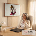 Busto grego de Apolo com máscara dourada, manto vinho, coluna e constelações em fundo bege, quadro decorativo