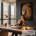 Quadro Decorativo Grande Leão Retrato Juba para Sala Dourado | quadros decorativos | leão com juba dourada volumosa e olhos âmbar sobre fundo preto | em ambiente 2 | Porao dos Quadros