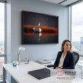 Garça branca sobre barco de madeira entre juncos laranja, lua e reflexo na água escura, quadro decorativo