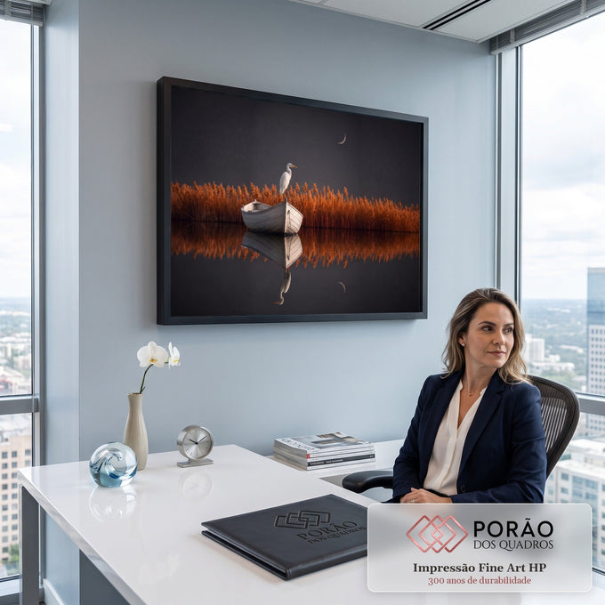 Garça branca sobre barco de madeira entre juncos laranja, lua e reflexo na água escura, quadro decorativo
