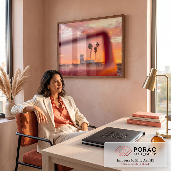 Quadro Decorativo Grande Torre de Controle para Sala Laranja | quadros decorativos | céu de pôr do sol rosa e laranja com torre de controle e palmeiras ao fundo | em ambiente 2 | Porao dos Quadros