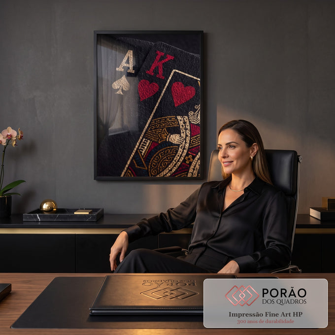 Quadro Decorativo Grande Carta Ás e Rei para Sala Preto | quadros decorativos | close-up de cartas de baralho pretas com ás dourado e rei vermelho | em ambiente 2 | Porao dos Quadros
