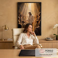 Quadro Decorativo Grande Jesus a Multidão para Sala Dourado | quadros decorativos | Jesus Cristo em túnica clara estendendo a mão sob luz dourada cercado por multidão | em ambiente 2 | Porao dos Quadros