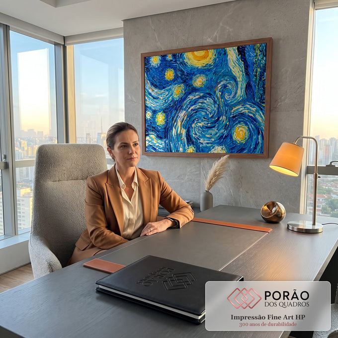 Quadro Decorativo Grande Noite Céu Estrelado para Sala | quadros decorativos | detalhe ampliado de céu estrelado com espirais azuis e astros dourados | em ambiente 2 | Porao dos Quadros