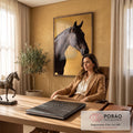 Cavalo escuro de perfil com crina trançada em fundo dourado texturizado, fotografia, quadro decorativo